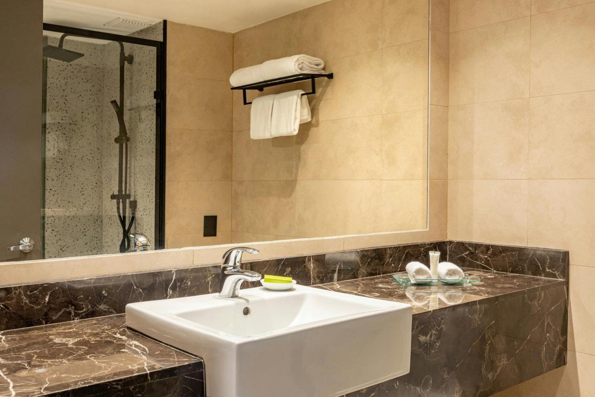 Habitación Deluxe con 2 camas grandes y vistas a la ciudad